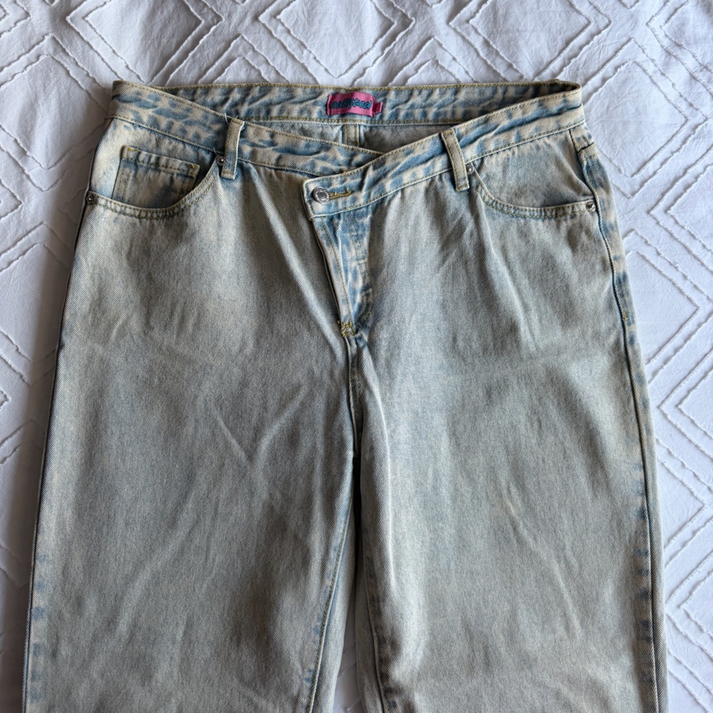 Edikted Light Blue Crossover Boyfriend Jeans